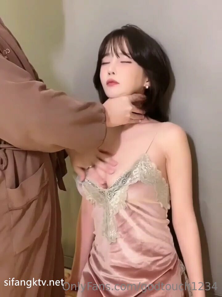 小少妇的诱惑，露脸近距离展示小哥的大鸡巴在逼里抽插，无套爆草揉着她的骚奶子，浪叫呻吟不止激情上位好骚